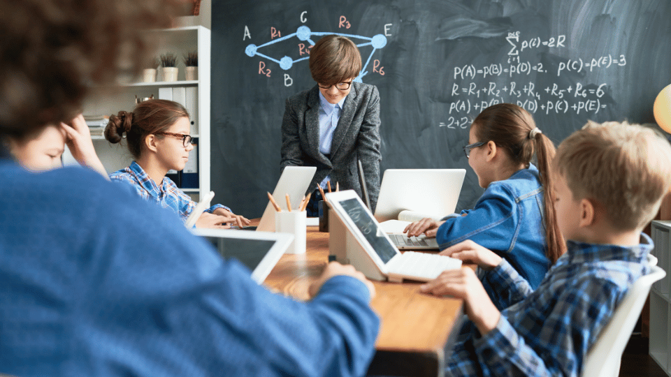 Como Professores e Alunos Podem Usar a IA de Forma Estratégica