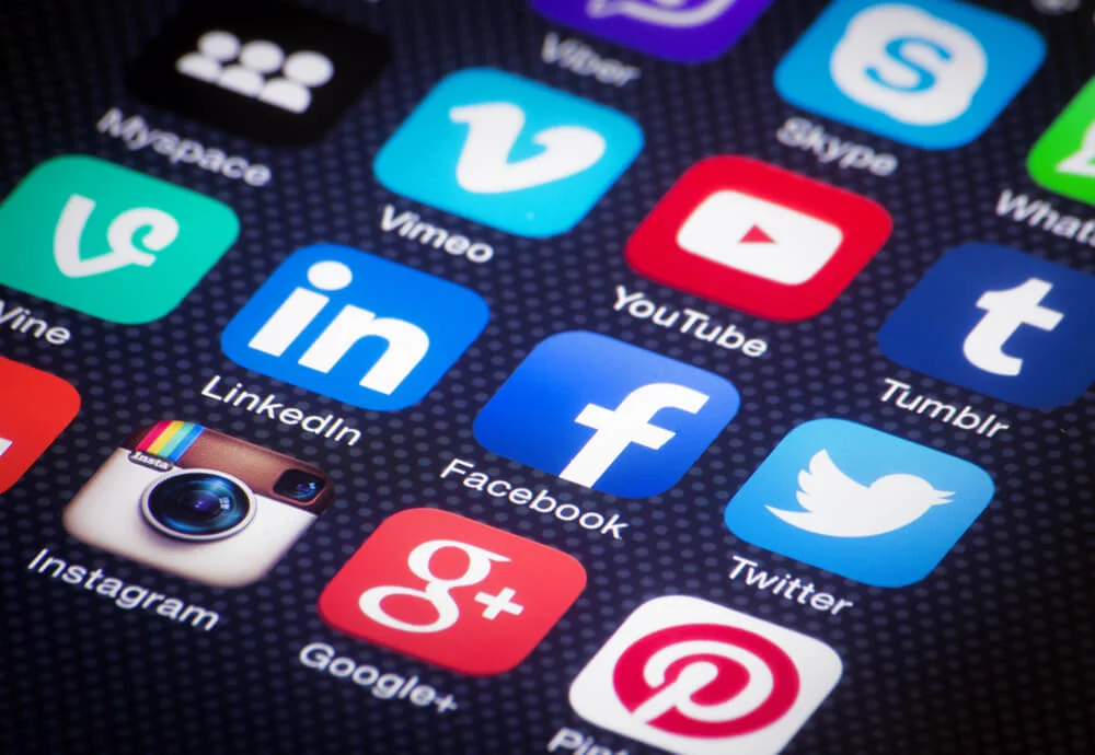 Como redes sociais usam IA para sugerir conteúdo